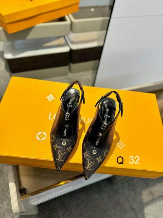 Picture of Christian Shoes _SKUCLsz35-40YY04513296